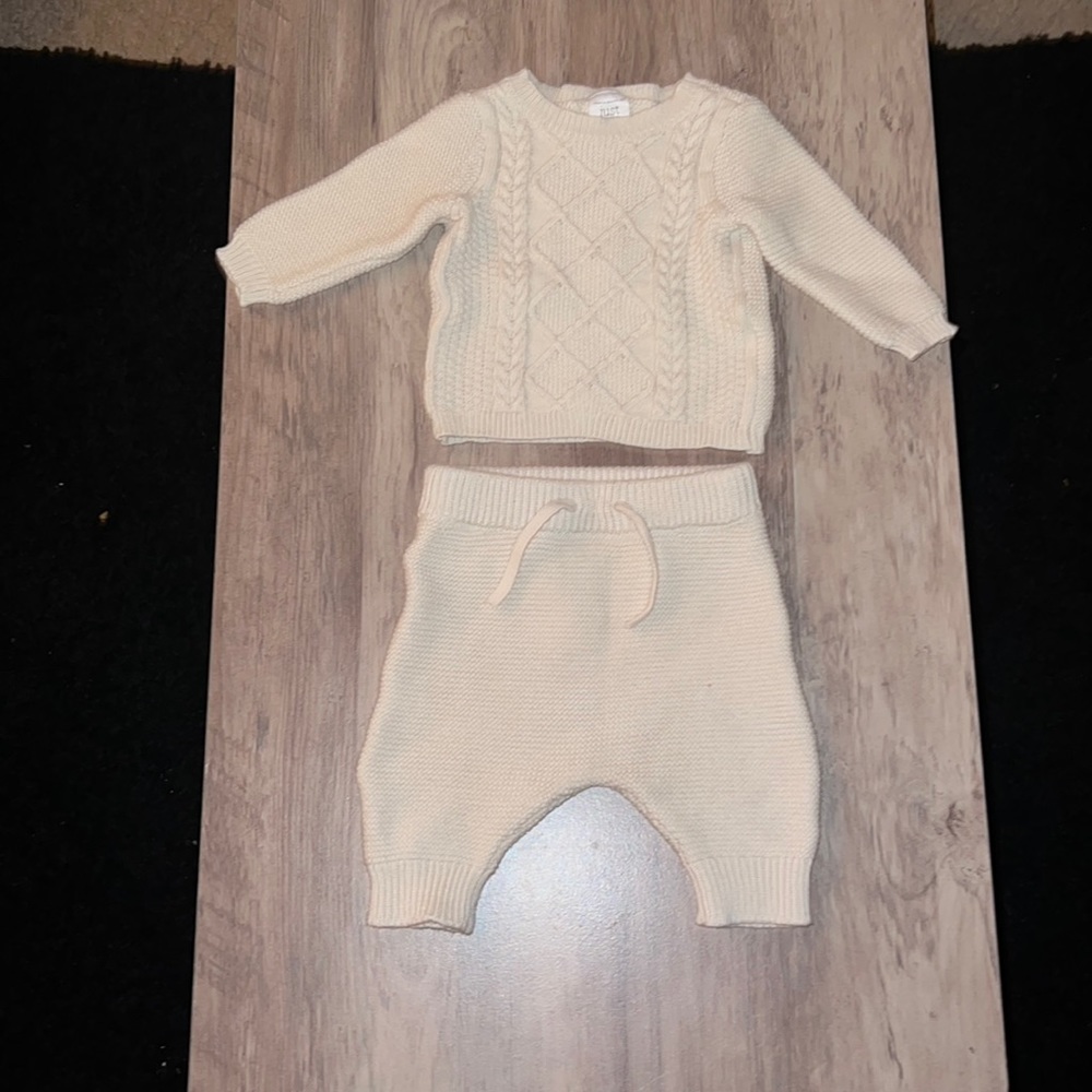 Super cute baby sweater outfit, tan color, size newborn, perfect condition